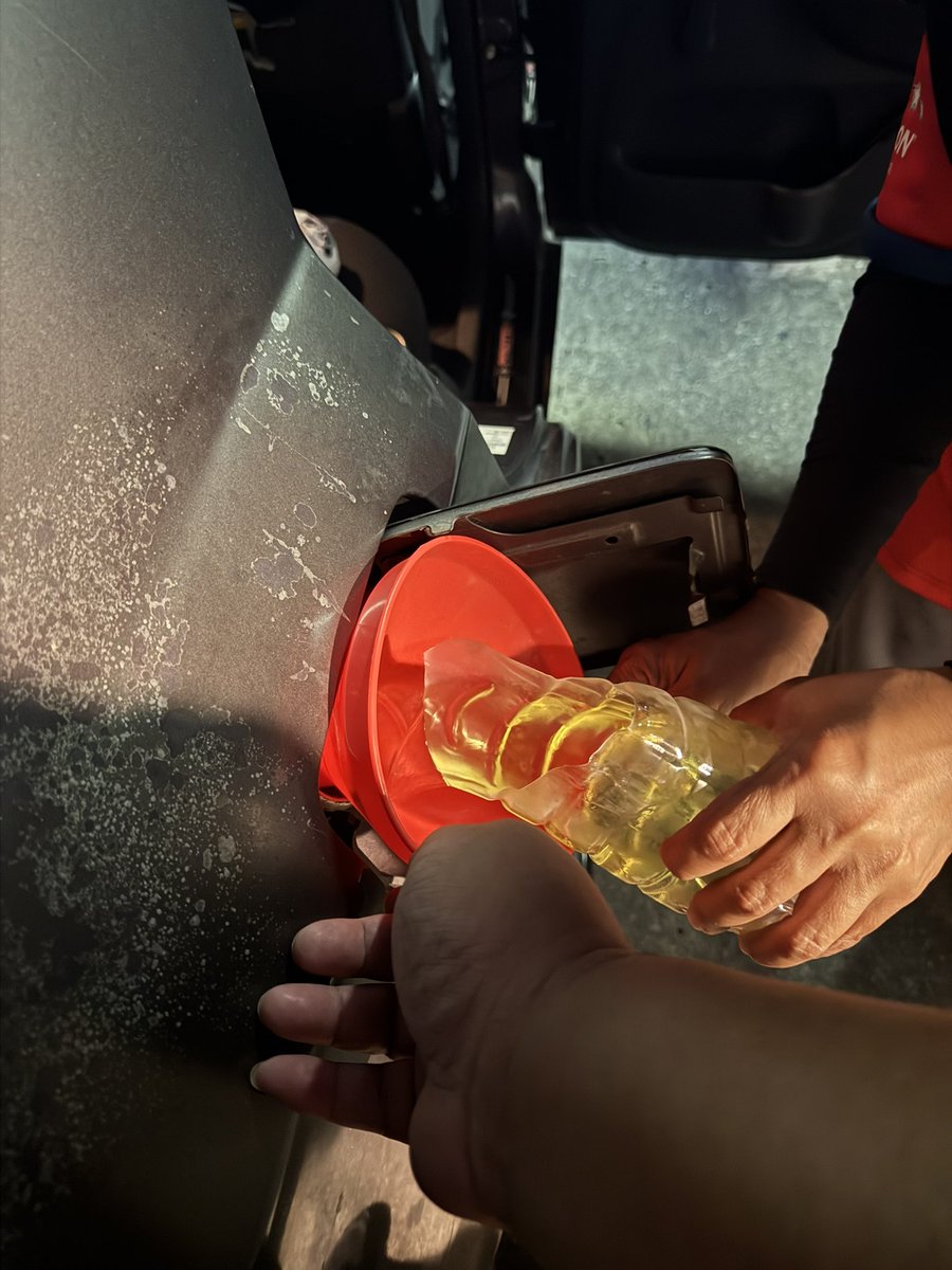 Adalah satu aib ya  bila kau kerja dekat stesen minyak,tapi minyak kereta kau habis langsung sampai tak boleh start.End up terpaksa pergi ke stesen minyak lain,isi dalam tong.

Masa ni kami dah tutup stesen,dah nak balik kerja dah.Dengan pakai baju kerja nya.aduhhhh!!!