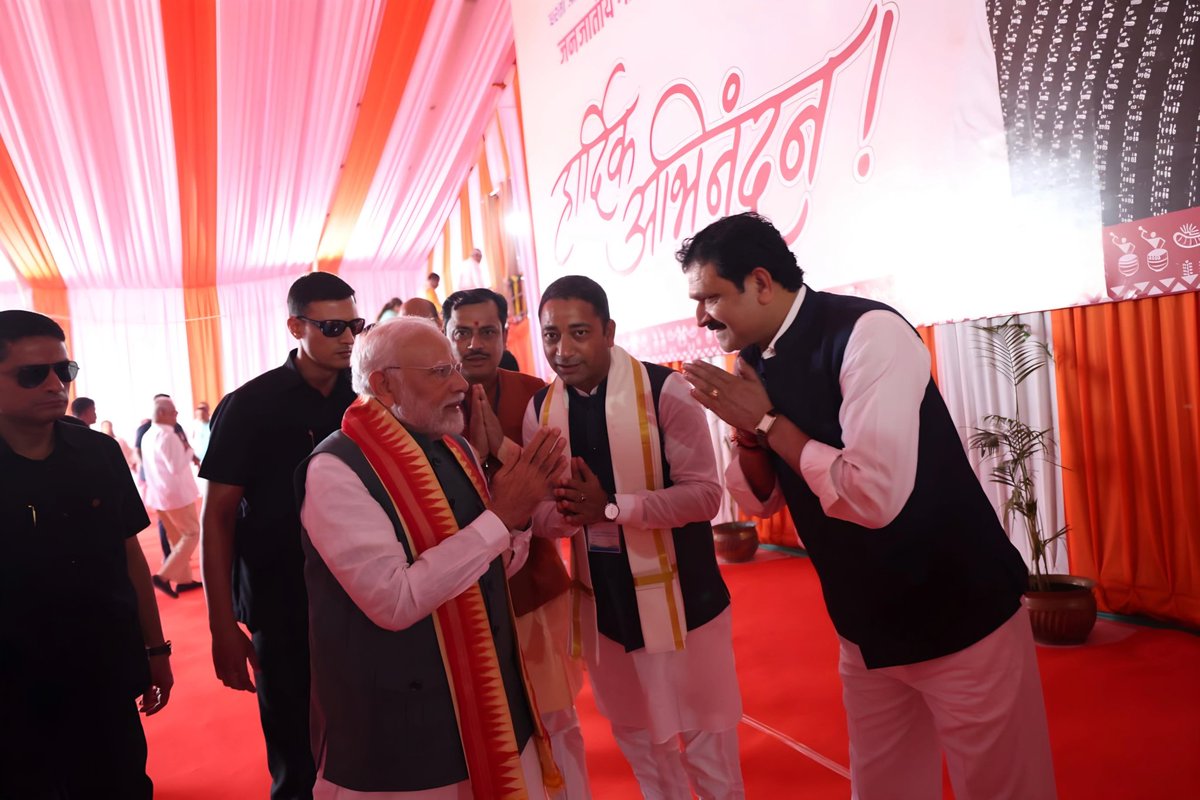 Anilsin_Bjp's tweet photo. भगवान बिरसा मुंडा जी की 150 वीं वर्षगांठ पर जनजातीय गौरव दिवस मनाने के लिए जमुई पहुंचे देश के यशस्वी प्रधानमंत्री आदरणीय श्री @narendramodi जी का स्वागत-अभिनंदन किया।

@BJP4India @BJP4Bihar https://t.co/V7a7K3rtF9