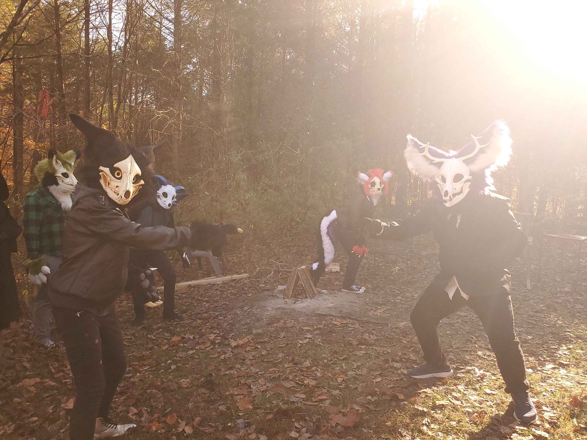 I didn’t know two cadavers could be in the same place without something exploding

#FursuitFriday #skulldog