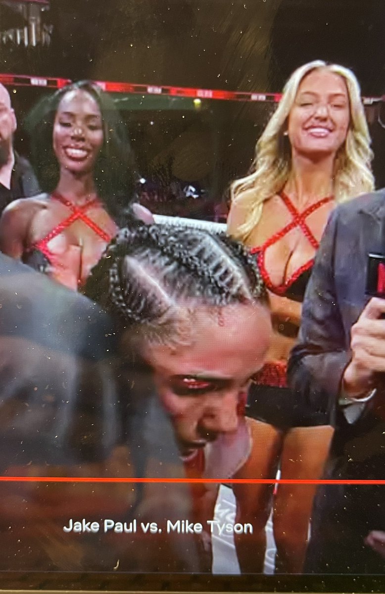 keith_marrero's tweet photo. Dang —-Well, if i can’t watch the fight—- this isn’t a bad screen freeze! NETFLIX— you Blew It!!! Horrible streaming platform— Did you NOT know millions of people would watch this fight!!??? #TysonPaul #tysonjake #RingGirls https://t.co/Ik41Cu6EPG