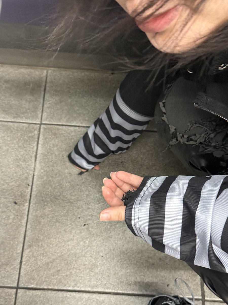 떨어진 바지 줍기