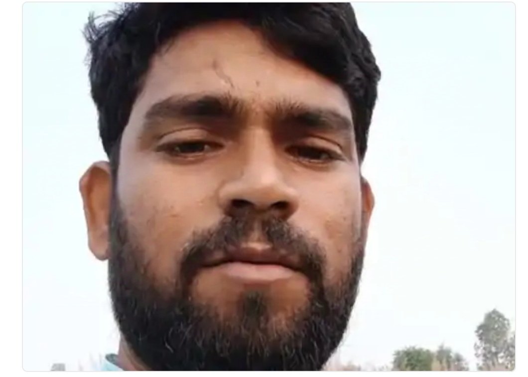 गोभी के खेत में चलवा दिया ट्रैक्टर,

ये उन्नाव के किसान अतुल नारायण वाजपेई हैं,
दो बीघे खेत में गोभी की बुआई की थी,
लेकिन पौधे में फूल नहीं सिर्फ पत्ते उगे,
डॉक्टर कंपनी का बीज खरीदकर बोया था,
बीज नकली निकला,
डेढ़ लाख की लागत लगाई थी खेत में,

अतुल नारायण का कहना है कि, 
नुकसान