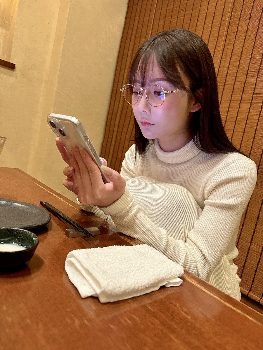 飯食べに来て1分で仕事の話に心が折れてる顔VS仕事の話を淡々とするマネージャー。

#miru
# 来年の打ち合わせ
#作戦会議
#白い服だからこぼす確定 https://t.co/oeq5OXUpLt