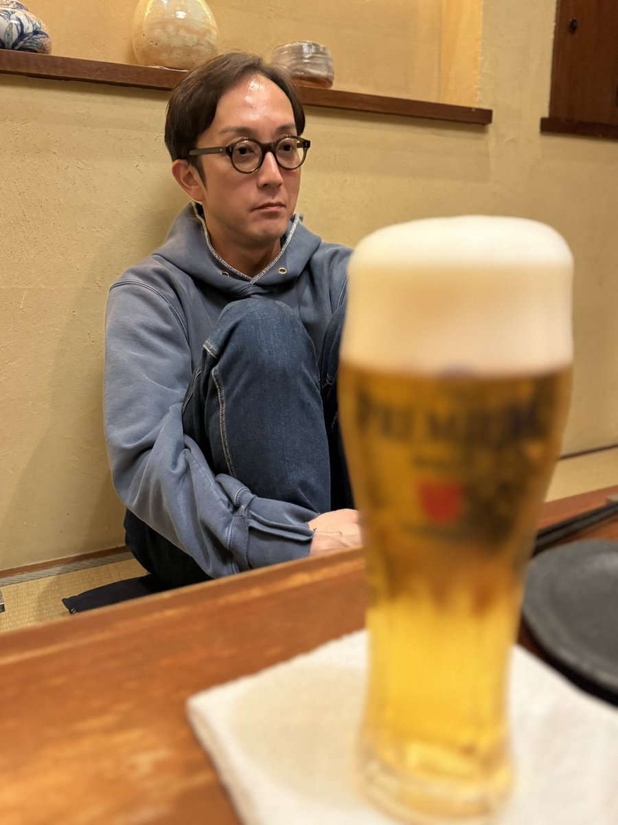 飯食べに来て1分で仕事の話に心が折れてる顔VS仕事の話を淡々とするマネージャー。

#miru
# 来年の打ち合わせ
#作戦会議
#白い服だからこぼす確定 https://t.co/oeq5OXUpLt