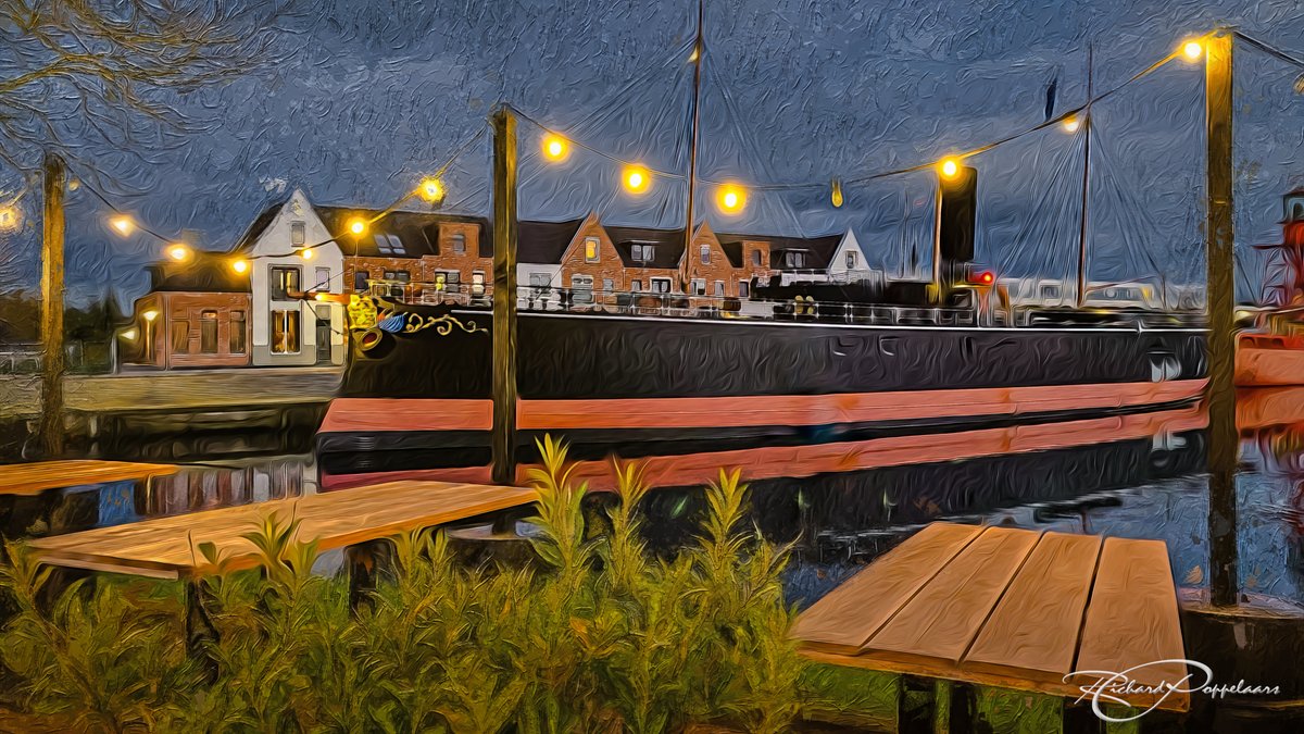 Vanaf vandaag zal #Sinterklaas en zijn Pieten op dit 128 jaar oude schip vertoeven. Oh je komt toch wel kijken, wat er in het grote ruim te vinden is.

#sinterklaasjournaal #museum #evenement #schip bij #FortresseHolland #Hellevoetsluis #VoorneaanZee