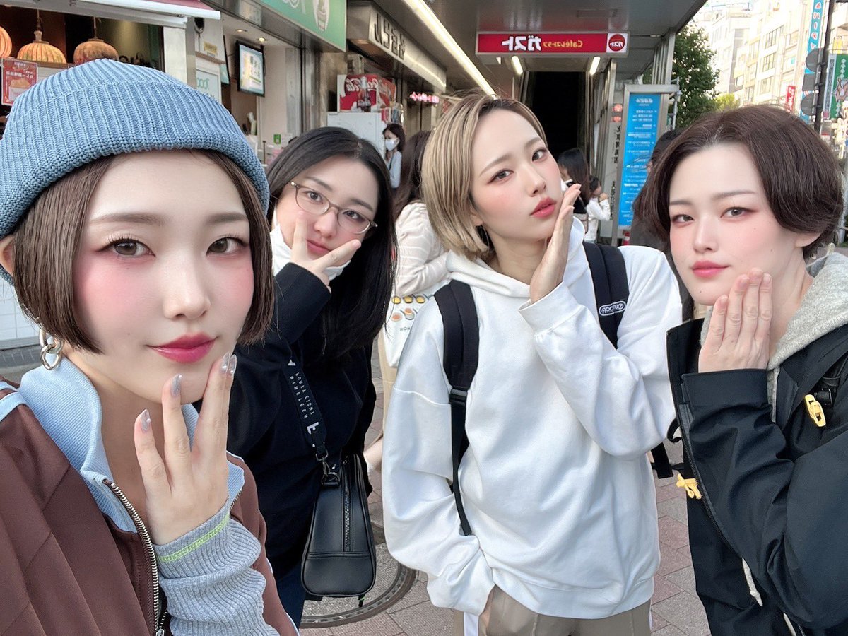 t0myuma's tweet photo. 5日目！朝から新宿伊勢丹に初クルミっ子買いに行ったら大行列でビビる🙄でもクリスマス限定パケ入手できた✌🏻美味しかった🥹
そして高田馬場のジャズ喫茶で相方シロ也さんちくさんとランチ🍝美女道トーク楽しかったです〜✨美女フィルターで撮ってもらった😘別人過ぎて何も信じちゃダメw #YMego #ymtrip https://t.co/DsmHYquCMH