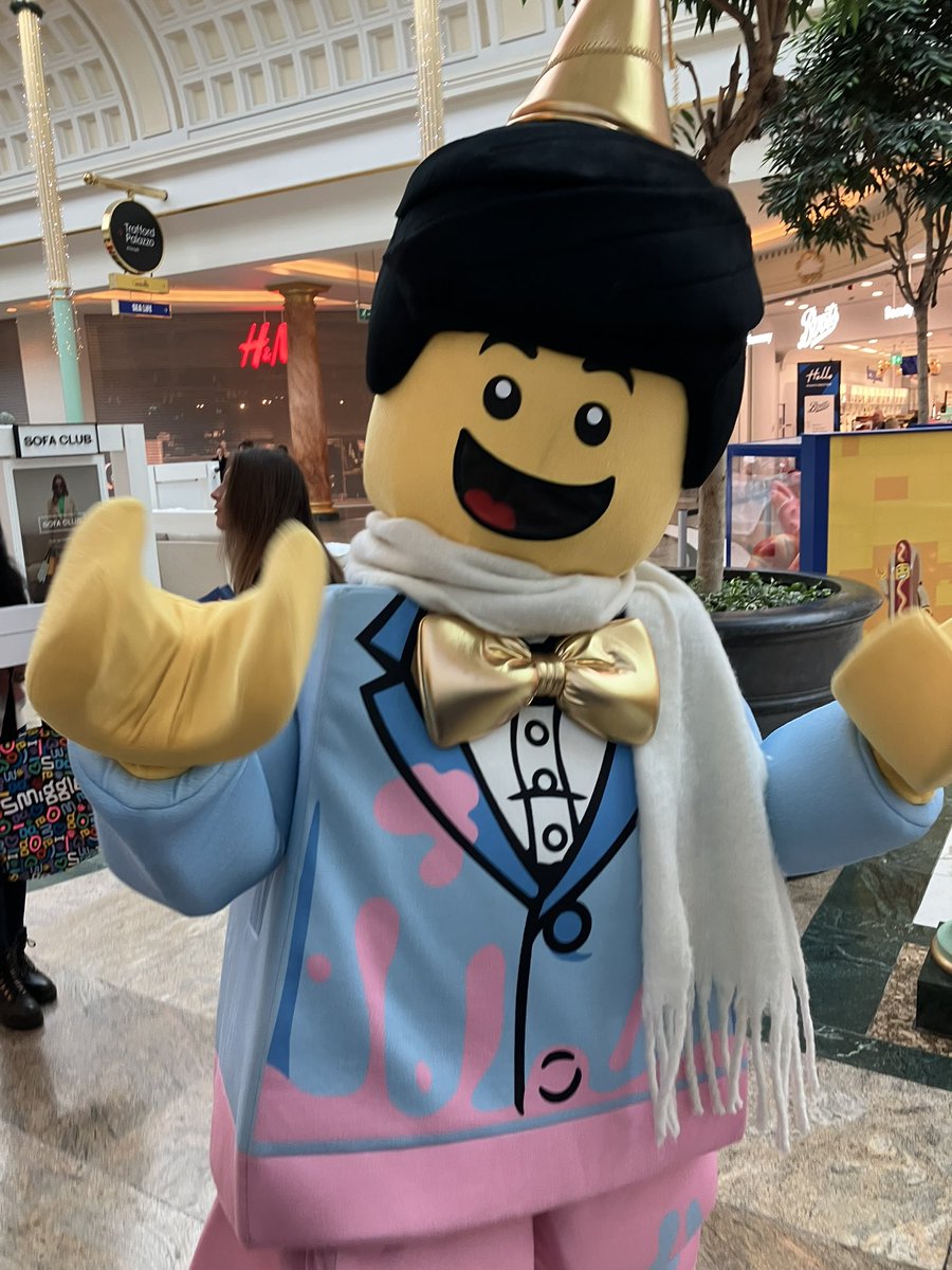 TheEventSpotter's tweet photo. We’re at the 1st birthday of @LEGO_Group in Trafford Centre! The first 100 people get a free goodie bag!

We’re numbers 6 and 5 in the queue, and I’ve just met this guy!

I’m delighted!!! https://t.co/fuv44ACIRe