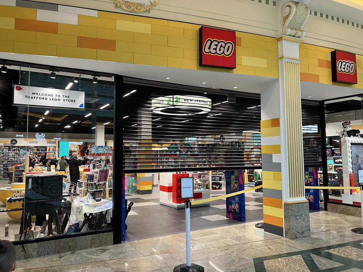 TheEventSpotter's tweet photo. We’re at the 1st birthday of @LEGO_Group in Trafford Centre! The first 100 people get a free goodie bag!

We’re numbers 6 and 5 in the queue, and I’ve just met this guy!

I’m delighted!!! https://t.co/fuv44ACIRe