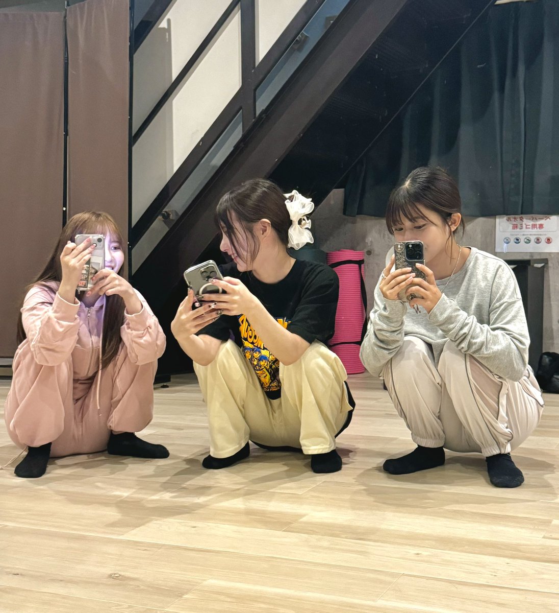 kawagoeniko's tweet photo. この体勢がエロく見えるのは職業病？ https://t.co/D5lxCB1RJJ