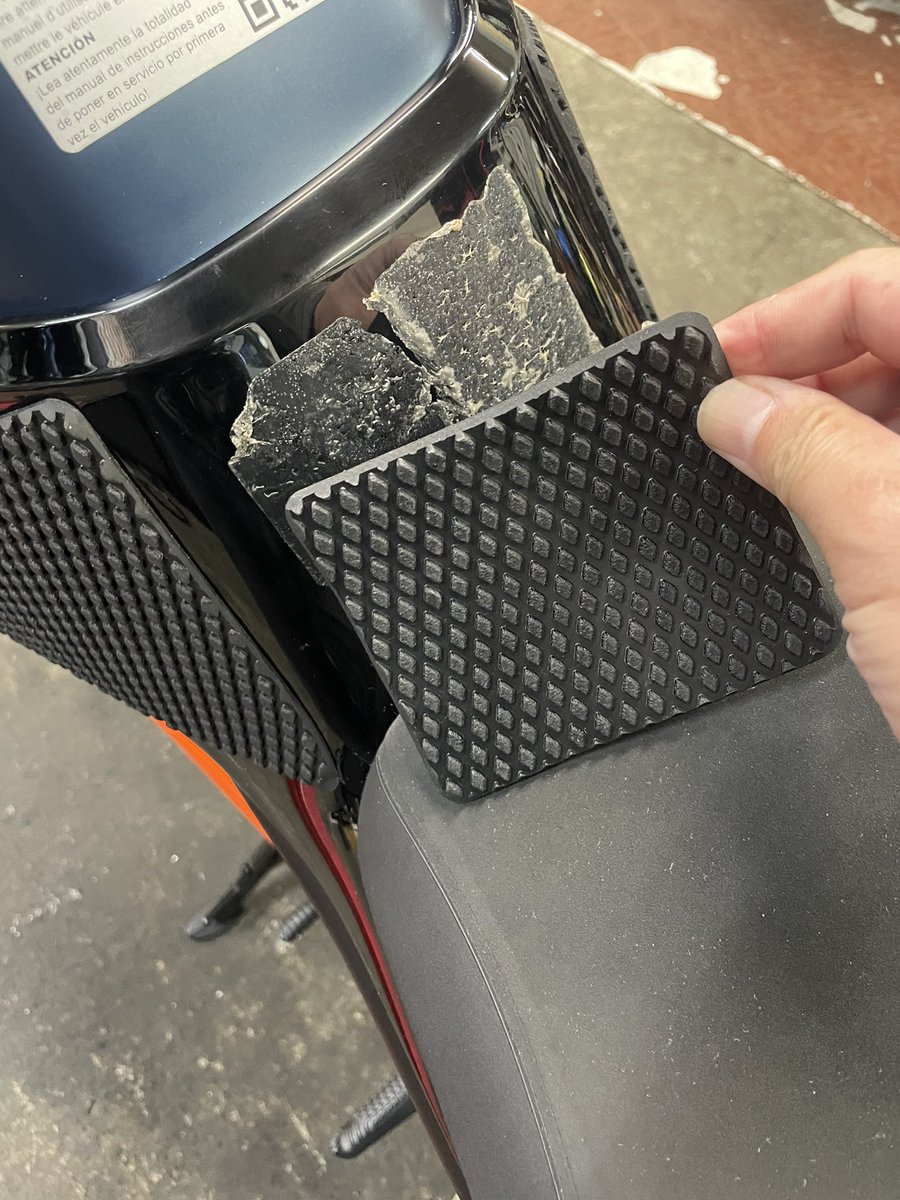 buelltac's tweet image. 遂に来た！
早速貼ってみた！
貼り直し効くからまず貼ってみた！
位置がイマイチだったから剥がしてみた！
そしたらこんな事になった！
テックスペックって貼り直し効くのがウリでなかったっけ…？
#techspec #tankgrips #ktm #1290superduker