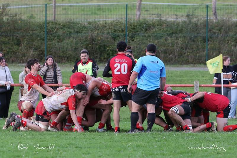 rugbyamateurfr's tweet photo. Pas simple de passer de la Pro D2 à la Régionale 2. Thibault Lassalle a beau plier ses 2,02m, et ses 110kg, son popotin dépasse largement de la mêlée... 🙃🗻
(©photo Bruno Poums) #rugbyamateur #espritrugby #rugbystyle
#photorugby #rugby #amateur #rugbyfamily https://t.co/YZLOZIq7qE
