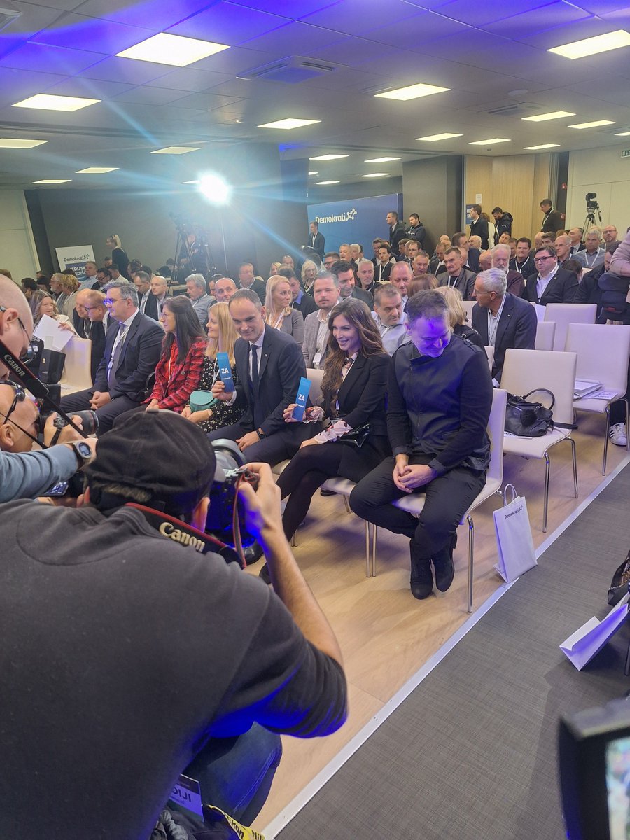 Začetek ustanovnega kongresa stranke Demokrati. v Mariboru. Anže Logar je še bolj, kot pred dvema letoma, prepričan, da se začenja "nekaj velikega." V prvi vrsti z njim Eva Irgl in Romana Jordan, Dejan Kaloh po sporu ne. <a href="/24ur_com/">24ur.com</a>