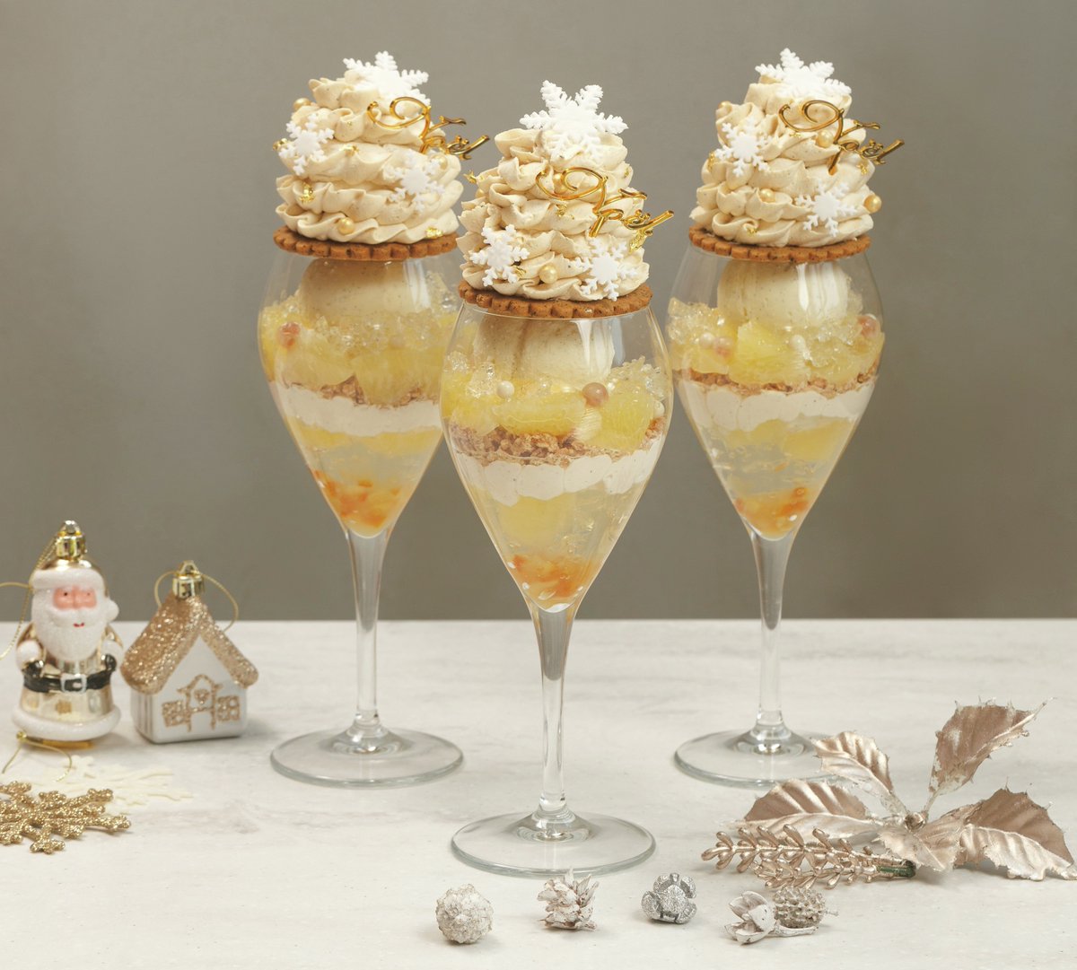 enjoy_tokyo's tweet photo. クリスマス限定！いちご＆ローズのパフェも🍓✨

新宿の「サロン ベイクアンドティー」から、クリスマス限定の贅沢パフェが登場。11/14(木)より期間限定で楽しめます🌹

https://t.co/KSwlQYjNVv https://t.co/czFZH76In4
