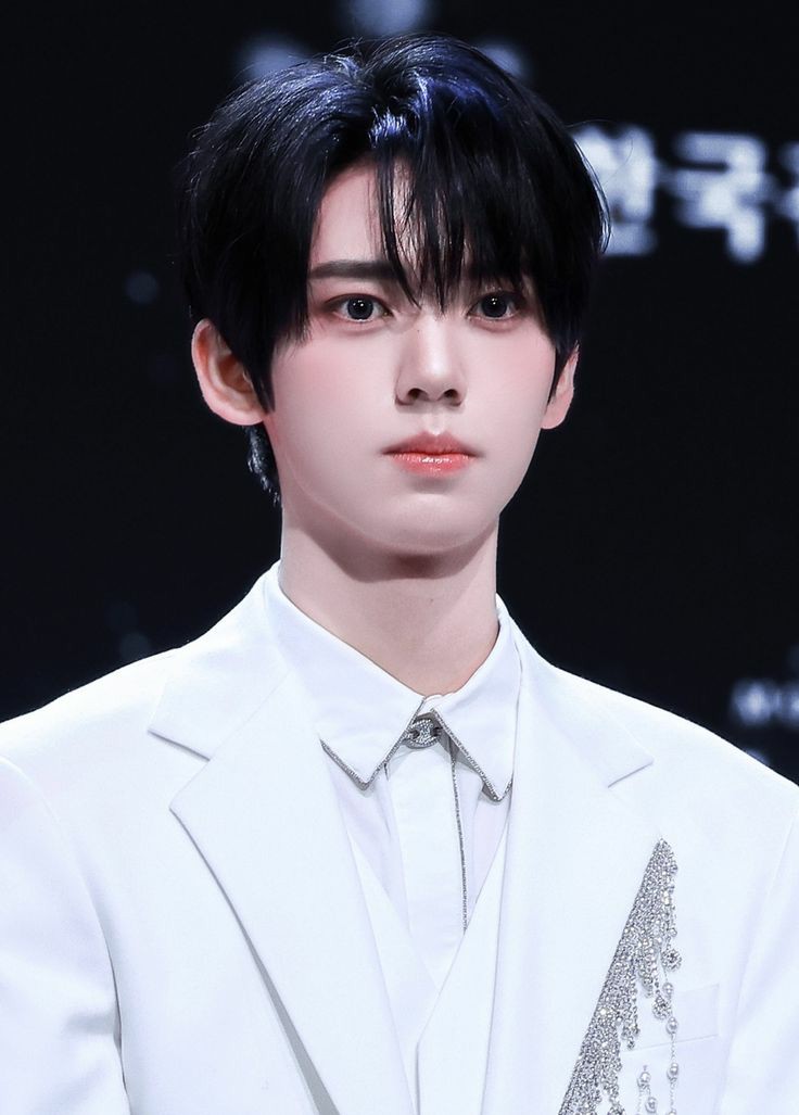 harnyujirn's tweet image. Elio naik keatas panggung sambil tersenyum. "Selamat sore Vanguard dan Hottesia yang lebih hot dari hihang hoheng. Selamat datang di Farewell Party Hottesmate. Beberapa jam kedepan acara ini akan ditemani oleh saya Elio dan rekan saya" Lelaki itu menoleh ke wanita disebelahnya.