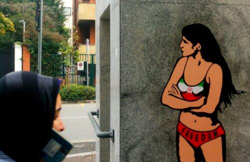 Milan : une fresque représentant l'Iranienne Ahou Daryaei sur le consulat iranien limportant.fr/infos-monde/3/… #Monde
