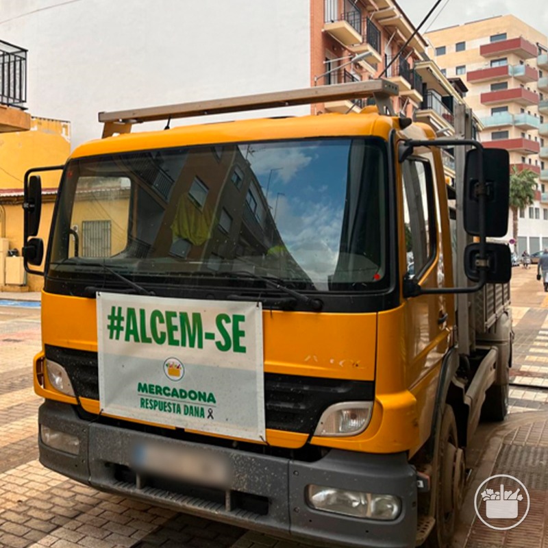 Mercadona's tweet photo. Alcem-se! Vecinos💚.
Estamos ayudando con maquinaria y personal de #Mercadona y nuestros proveedores de Obras a limpiar y adecuar las localidades afectadas por la DANA en Valencia. Además, seguimos donando y distribuyendo toneladas de alimentos. #RespuestaDANAMercadona