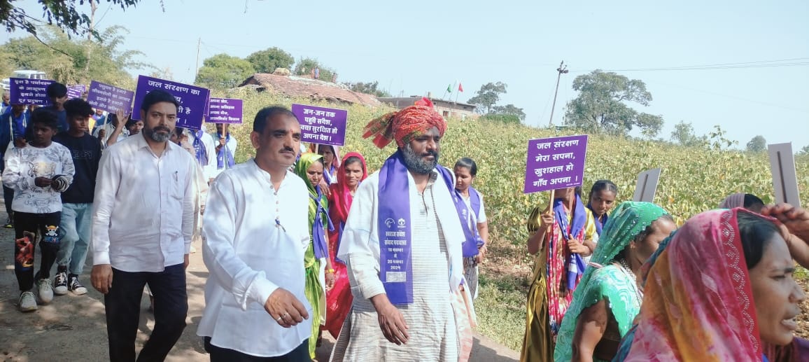 Vaagdhara's tweet photo. Swaraj Sandesh Samwad Padyatra 2024 launched! 2,143 community members from Anandpuri, Peepalkhunt, Thandla &amp; Kushalgarh join forces for cultural exchange, sustainable living &amp; environmental conservation. Empowering tribal communities.  #SwarajSandesh #adivasiswaraj #sacchaswaraj https://t.co/iyFz0Pe2sI