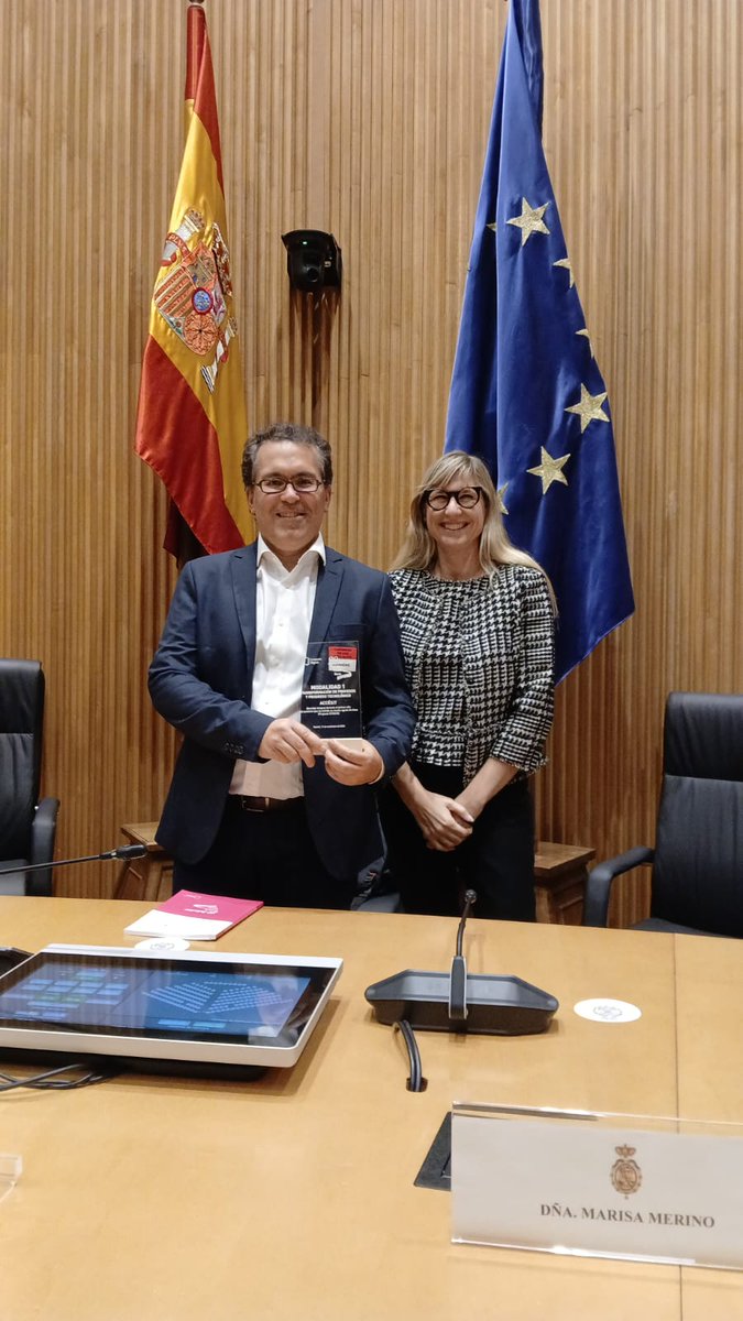 NeurologiaHUB's tweet photo. Este lunes el Equipo de #Neurovascular recibió un premio por la atención al paciente postictus en el Congreso de los Diputados! 🎖️ @hbellvitge https://t.co/7KdCzrtPPJ