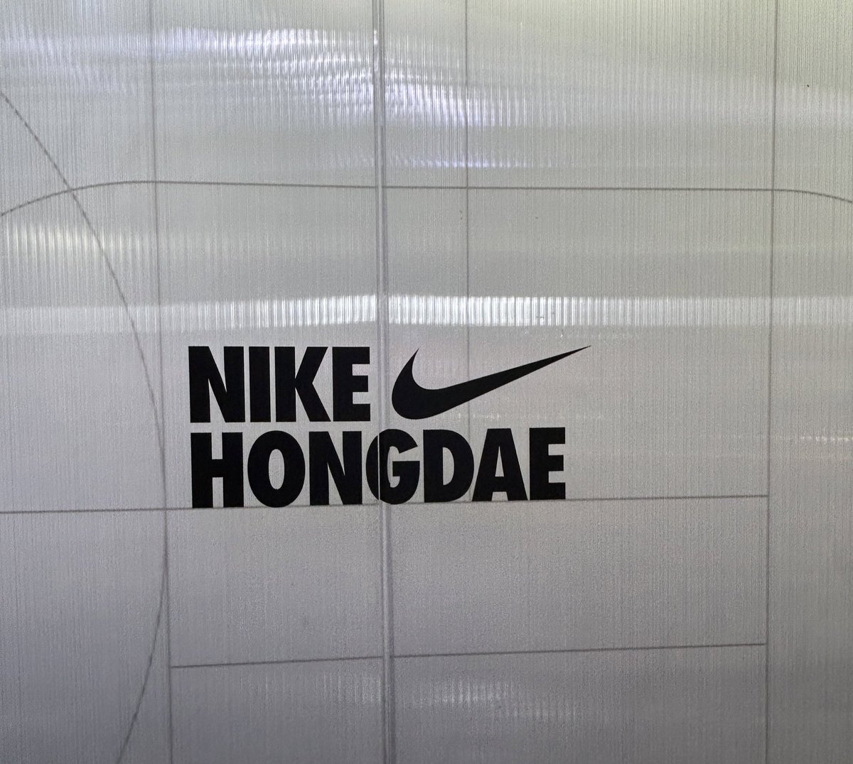 dimorrr's tweet photo. ソウルでNIKEカスタムめっちゃ���しかった〜〜！
📍나이키　홍대 https://t.co/SjrDXiaN5h