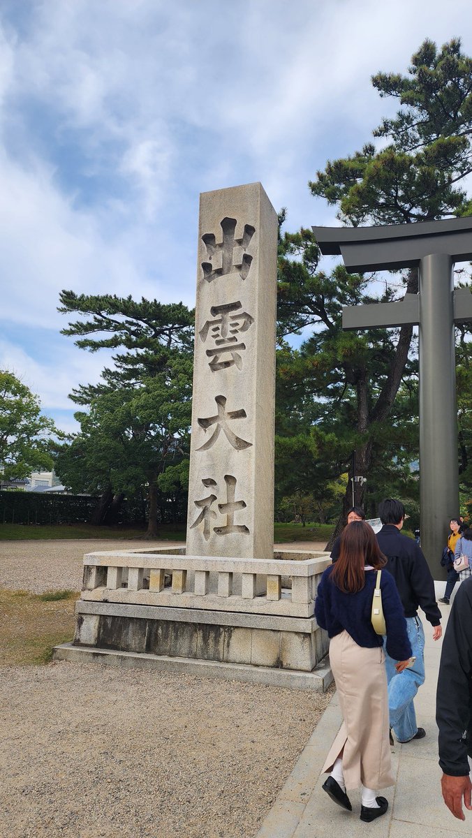 heroarms6311's tweet photo. そして島根にも初上陸！
出雲大社は大混雑でした。
境内に入った途端にスッと涼しくなって「なにかあるのか！？」と思いましたが少し歩くと汗かいてました。
昼ご飯はやはり出雲そば。どこも混雑してました･･･
#ツーリング https://t.co/hQTWfX2Oak
