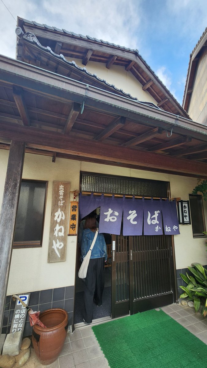 heroarms6311's tweet photo. そして島根にも初上陸！
出雲大社は大混雑でした。
境内に入った途端にスッと涼しくなって「なにかあるのか！？」と思いましたが少し歩くと汗かいてました。
昼ご飯はやはり出雲そば。どこも混雑してました･･･
#ツーリング https://t.co/hQTWfX2Oak