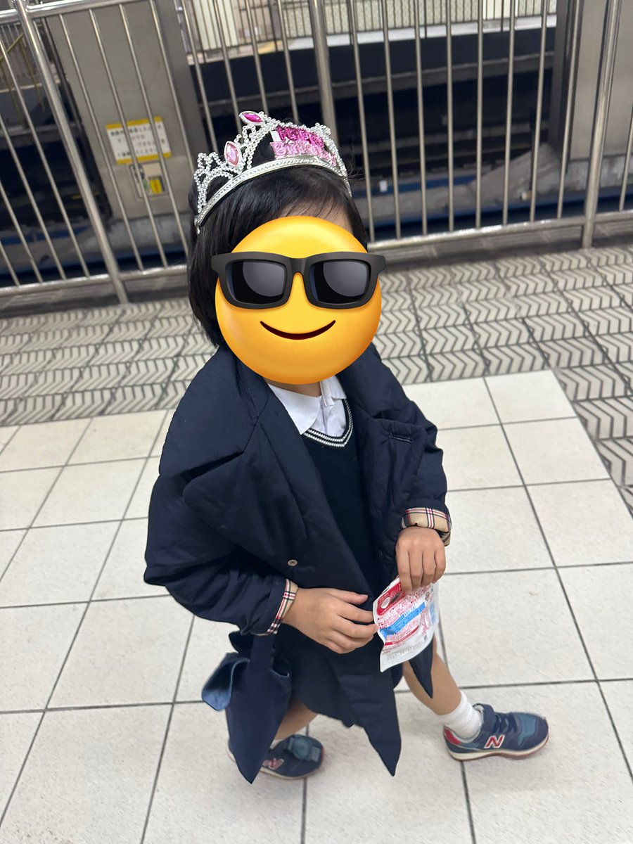 今日は算数検定の11級受けてきました👦🏻✨
頑張れたみたいで安心した💞
ティアラ欲しいっていうから買ったらかぶって帰ってたよ🤣