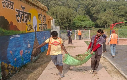 SwachhBharatGov's tweet photo. Swachh Deepotsav at Hathi Ghat
Agra marked a grand celebration of Dev Deepawali, reinforcing the city's commitment to cleanliness and sustainability. 51,000 diyas were lit as a symbol of Agra’s unwavering dedication to Swachhata. #SwachhBharat #sustainability https://t.co/yX6WCvCfUg