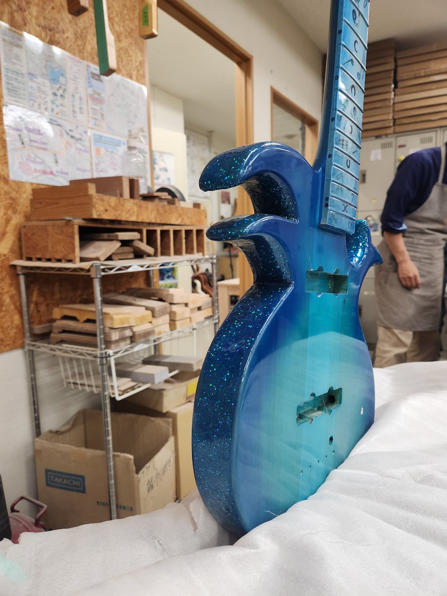 HoppRock_Japan's tweet photo. Ryugetsu Jazz Bass is now surrounded by glitter in different shades of blue and turquoise. Starting to look pretty cool. 龍月ジャズ・ベースは今、青とターコイズブルーのさまざまな色合いのラメに囲まれている。 かなりカッコよくなってきた。

#jazzbass #luthier #glitter #sparcle https://t.co/W7xG3F31Am