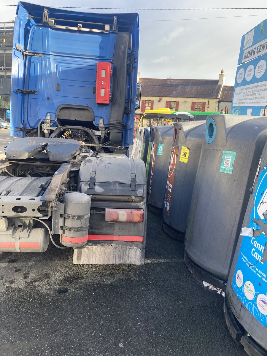 Top class parking blocking the bottle bank outside Aldi the Glen 🤦‍♀️