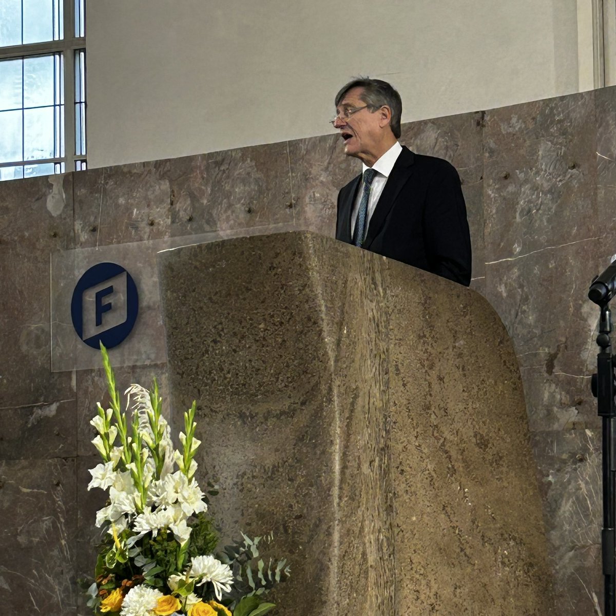_Gallinat's tweet photo. "Der Mensch ist geboren, frei zu sein"  sagt Prof. Karl-Heinz Paqué in der #Paulskirche in Frankfurt. 
Ein lebendiges Beispiel dafür ist der heutige Preisträger des #Freiheitspreis24 Vladimir #KaraMurza. https://t.co/QDr3TQHGlx