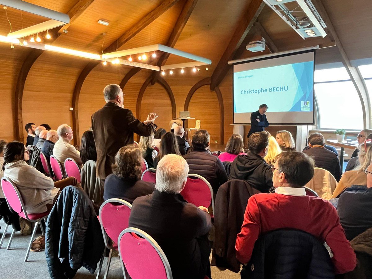#Séminaire | Nous avons eu le plaisir, avec l’ensemble des élus de <a href="/StGermainLaye/">St-Germain-en-Laye</a>, d’accueillir ce matin <a href="/ChristopheBechu/">Christophe Béchu</a>, Maire d’<a href="/Angers/">Ville d'Angers</a>, ancien ministre de la Transition écologique et de la Cohésion des territoires, lors de notre séminaire de travail.

#éluslocaux #territoires