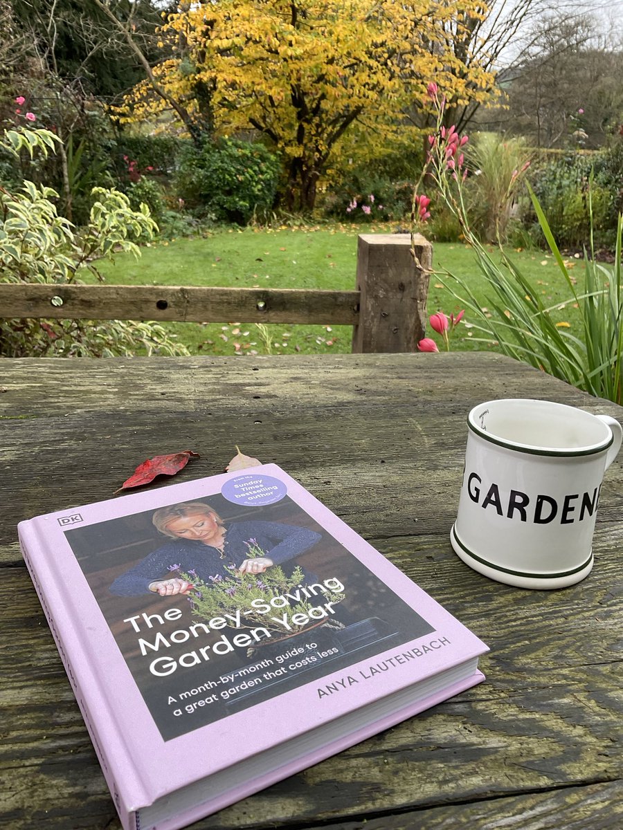 JCmoonpruner's tweet image. I’ve just finished perusing this wonderful book by Anya Lautenbach. Full of hints, insights, observations and topical tips for each month, it has more ideas to Improve and enhance your gardening experience than you can shake a, er, cutting at. 
Highly recommended! 🏴󠁧󠁢󠁳󠁣󠁴󠁿❤️🙏