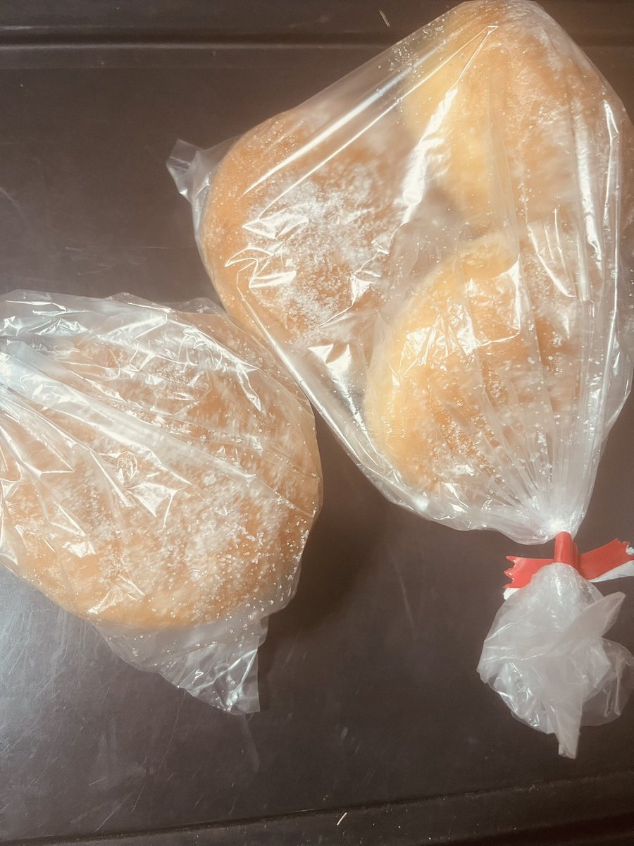 戒めパート1

揚げパン懐かしい〜と思い入店したら3つで100円の揚げパンしか残っておらず、更に会計時に申し訳なさそうに揚げパンをプレゼントしてるんですと言われ結果4つに。
「揚げパンばっかりでごめんなさい」と気遣われてしまいました😌