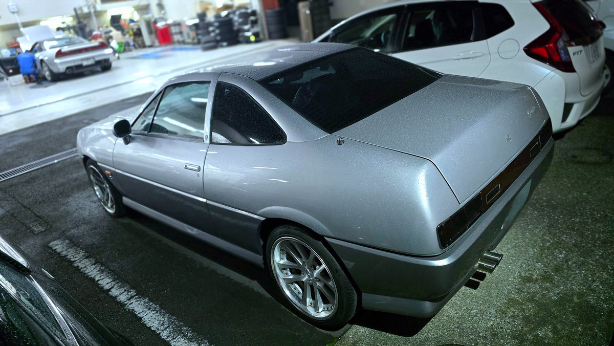955_HIRO's tweet photo. メンテ完了したi3をお迎え☺️
すると、130Zの隣に1989年発売のザガートステルビオが鎮座🙏🏻
久しぶりに実車見ましたがシビレますね✨
整備&タイヤ交換完了したi3、エアは気持ち高めで山頂から減るセッティング🔩
新しいミシュラン、超静か😴
それでは夕飯作ります☺️
#レパード
#VG30DET
#thei3 https://t.co/LXIEeVfTyO