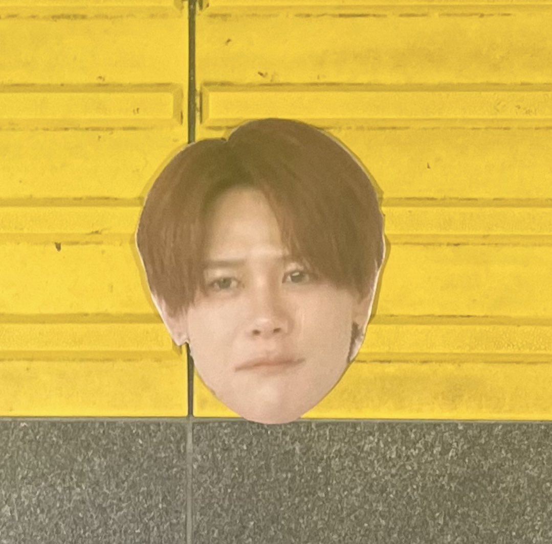 【拡散希望】
新宿駅の改札付近にてINI藤牧京介さんの落し物を見つけました。悲しげな表情に見えました#藤牧京介 #INI #拡散希望