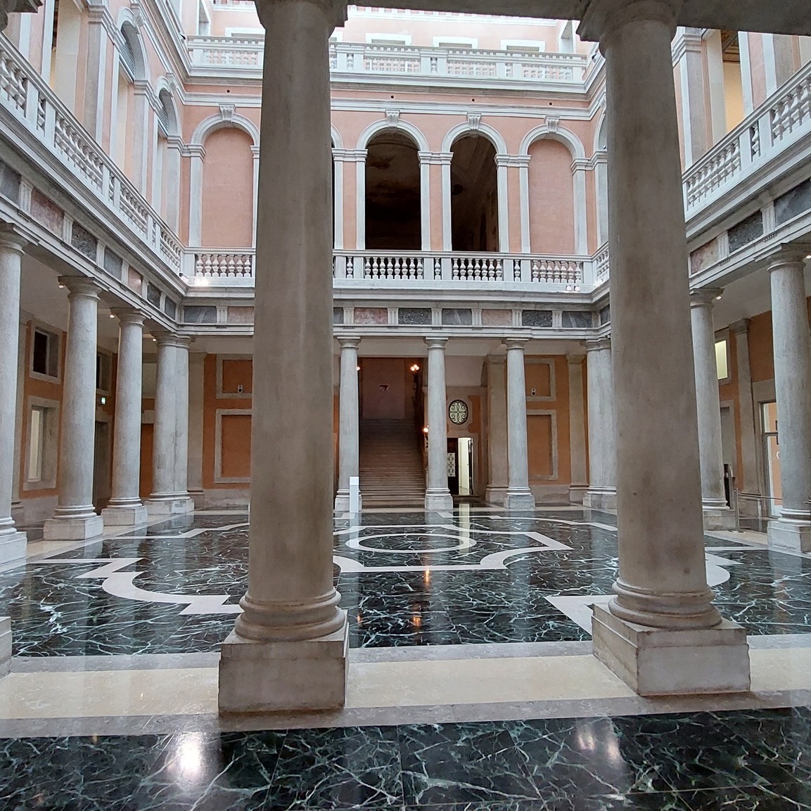 mafalda_venedig's tweet photo. Buongiorno. Alma hatte wieder ihren Kulturtag. Die Steinböden im Palazzo Grassi sind ja sehr schön. Aber ich möchte da nicht täglich feucht durchwischen müssen! Saluti, Mafalda Cinquetti aus #Venedig #Italien #Buch #Roman #Krimi #Lesen #Detektiv #MafaldaCinquetti #grossmutter https://t.co/yc31Kr83Uq