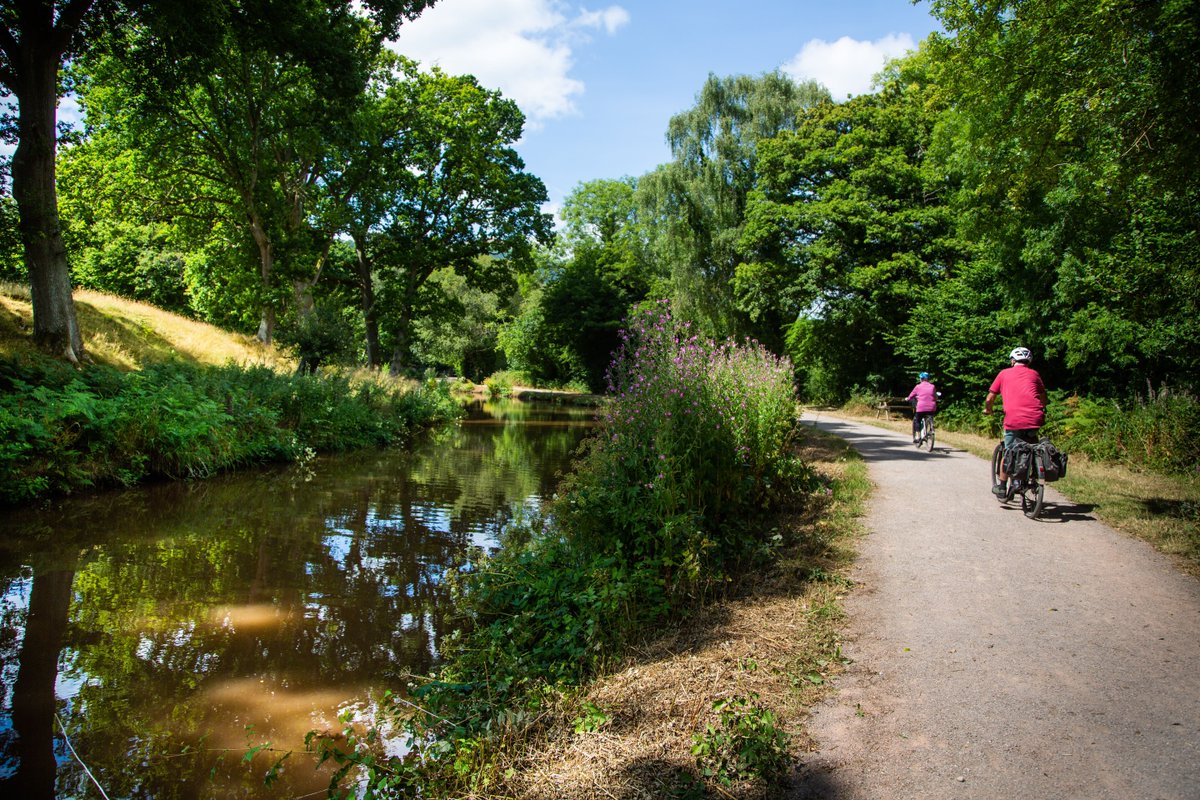 Our canals are stunning in autumn, and it’s easy to see why everyone wants to explore! 😍 Whether you’re a boater, walker, or cyclist, let’s keep things safe by following the Towpath Code. 🙌 Slow down, watch for others, and be careful on slippery paths. Enjoy the season! 💙