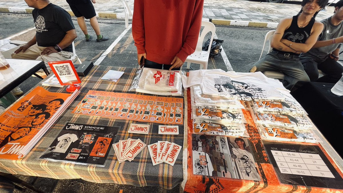 tomyumakt's tweet photo. 大人気のCATEXPO物販エリア。感度の高い日本人に早くも見つかり始めている #Jaaaws はご本人がお出迎え!おすすめというステッカー69バーツをお買い上げ。かわいい。来年はステージでお会いできるように微力ながら応援📣
🔗 https://t.co/mvINQxqvMT
🔗 https://t.co/KqpRP9hmGt https://t.co/dHEAGY3ReS