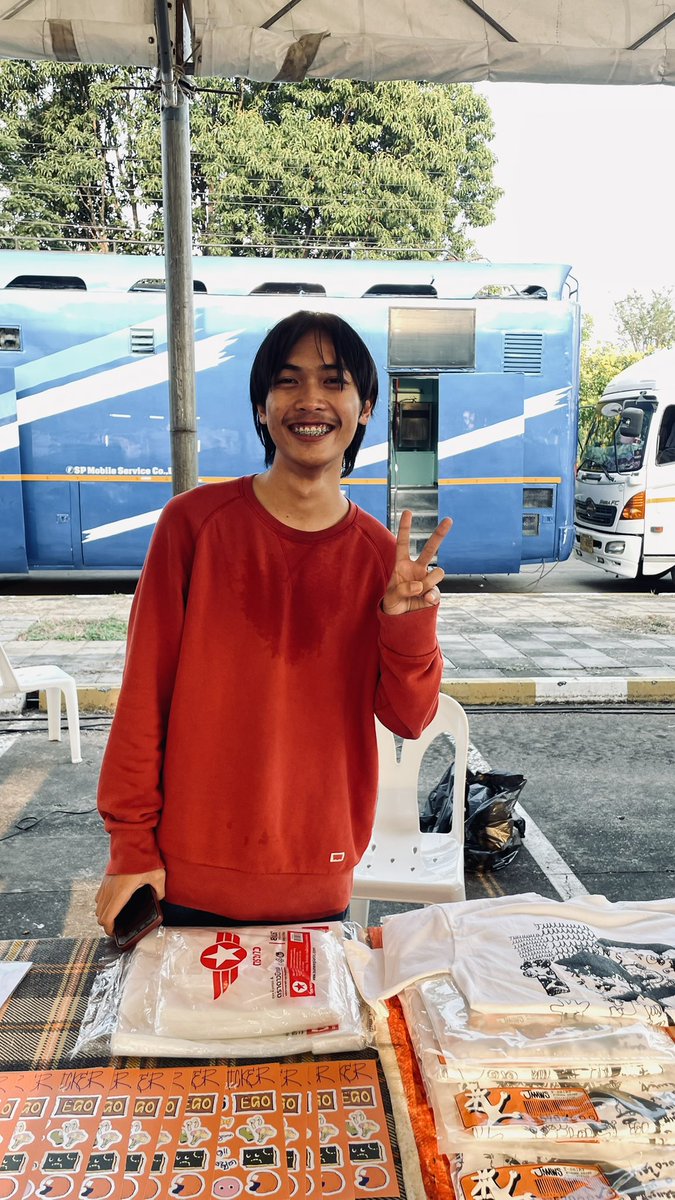 tomyumakt's tweet photo. 大人気のCATEXPO物販エリア。感度の高い日本人に早くも見つかり始めている #Jaaaws はご本人がお出迎え!おすすめというステッカー69バーツをお買い上げ。かわいい。来年はステージでお会いできるように微力ながら応援📣
🔗 https://t.co/mvINQxqvMT
🔗 https://t.co/KqpRP9hmGt https://t.co/dHEAGY3ReS