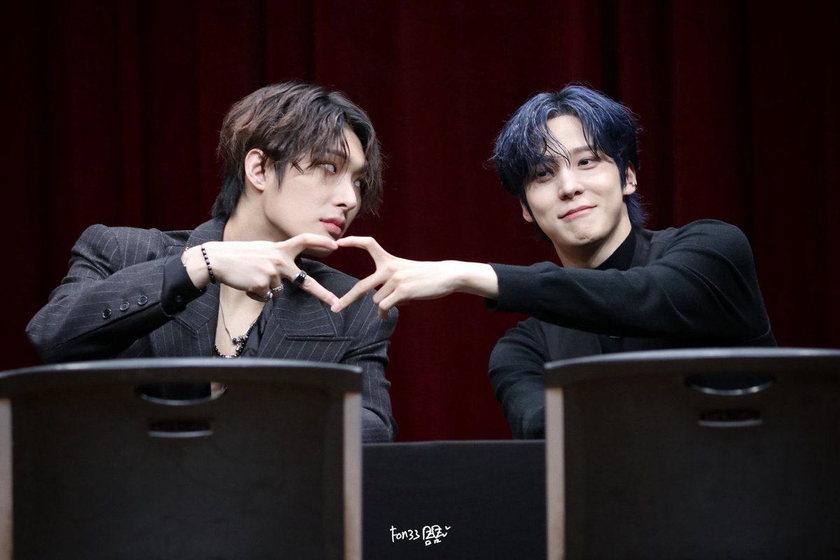 บอกมินกิให้เรียกยุนโฮมาถ่ายคู่กัน นั่นก็ไปสะกิดเค้าแล้วทำมือหัวใจรอ แต่ดูทำหน้าดิ 55555

241115 IOMT Fansign
#YUNHO #윤호 #MINGI #민기 
#ATEEZ #에이티즈
