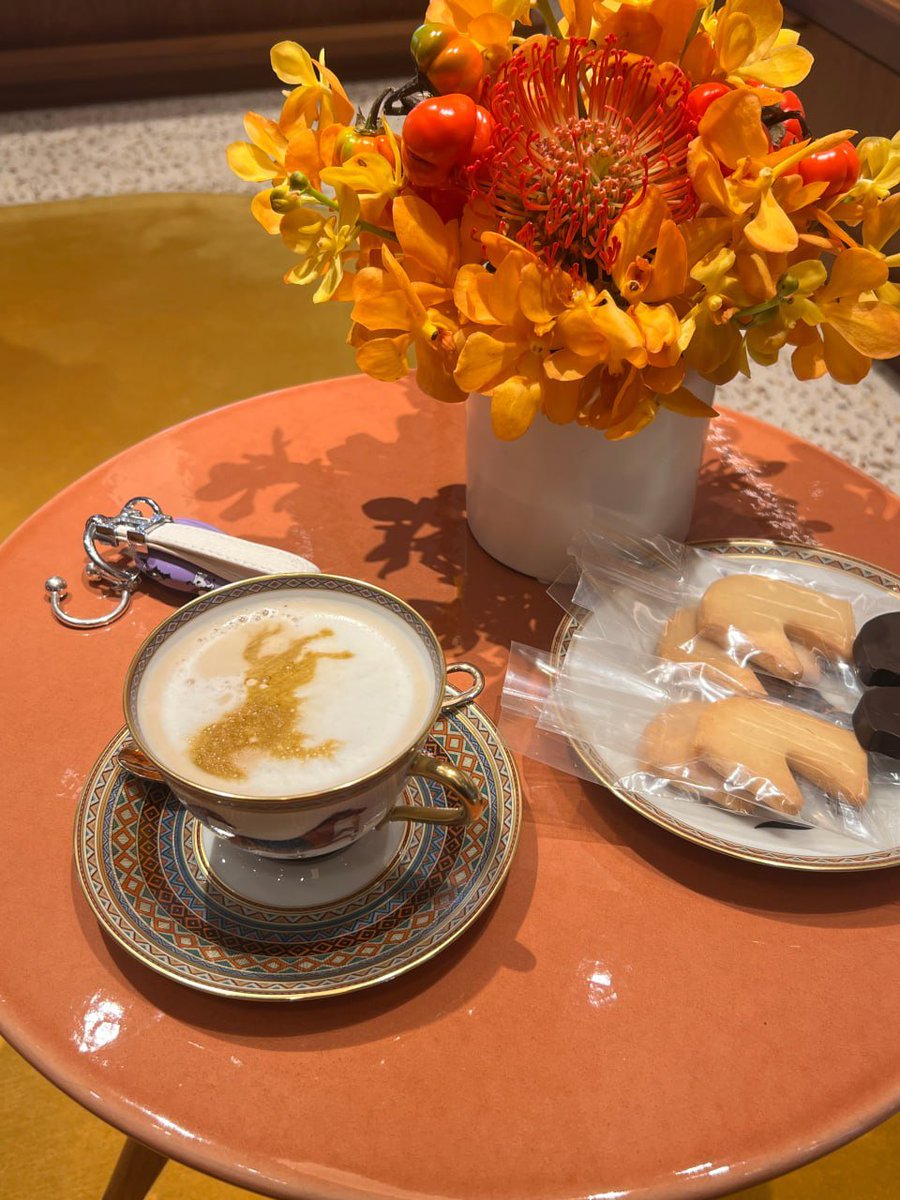 Emily6v892's tweet photo. A cup of fragrant coffee, paired with exquisite desserts and beautiful flowers, what a treat! 🌸☕️🍰 https://t.co/xm8PVHdpAZ