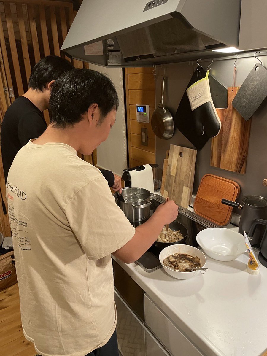takaki_0706's tweet photo. over31初日終了。
ランチアさん宅@MrNoBite に押しかけてみんなでお料理タイム🍝🦑

岩本くん@120iwamoto はイカ🦑を捌き、平野くん@12_junpei はカルボナーラ🍝を…

千田会長は切ったものを焼いたり、洗い物したりしてます😄😄😄
運営陣が優勝でコレから飯には困らないな…

#over31
#リアルトーナメント

@yas___H 
@Bass_IzM_R