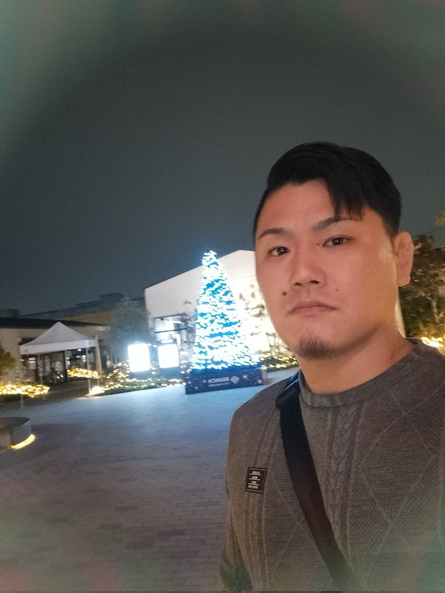 SYUN_dropkick's tweet image. さぁ明日は山口へ向けて出発だ‼️🔥

そのまえに少しリラックスするために1人散歩✨
もうイルミネーションの季節かぁ😍

この興行が終わったらゆっくり見に行こう‼️✨
…とブラブラしてるとなんと中学校の同級生とバッタリ‼️✨

BAR経営をしてるとか✨

いい流れだ‼️✨

さぁ、全集中…全集中…🔥
#WWC