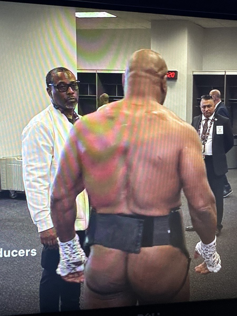 UnhandMeFiend's tweet photo. @netflix We all got robbed that fight was CHEEKS https://t.co/RoFpnjygzq