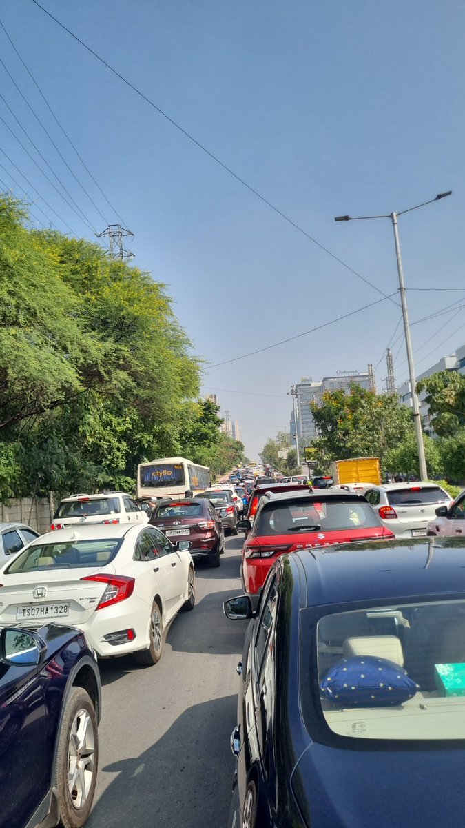 TheSYNcoder's tweet image. Move to Hyderabad they said.
There&apos;s not much traffic as BLR, they said.

#Hyderabad #rto #bangaloretraffic