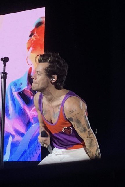 Massharry2's tweet photo. Goodmorning beautiful people but a little more to Harry Edward Styles and only to him #harrystyles https://t.co/BRmtc5C6W0