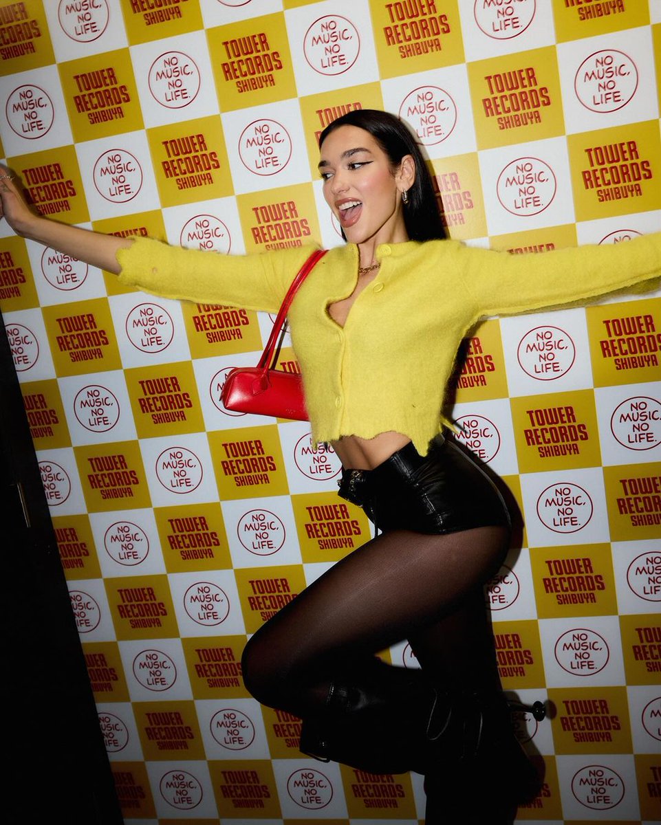 DUALIPA's tweet photo. TOKYO TOWER RECORDS!!! I LOVED MEETING YOU GUYS LAST NIGHT AND I'M SO READY FOR NIGHT 1 OF 2 IN YOUR CITY!!!!! 🇯🇵❤️ https://t.co/3xWmWrf6QX