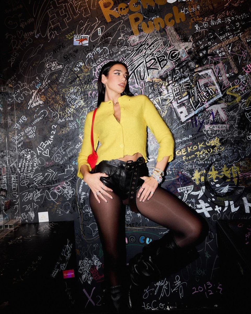 DUALIPA's tweet photo. TOKYO TOWER RECORDS!!! I LOVED MEETING YOU GUYS LAST NIGHT AND I'M SO READY FOR NIGHT 1 OF 2 IN YOUR CITY!!!!! 🇯🇵❤️ https://t.co/3xWmWrf6QX