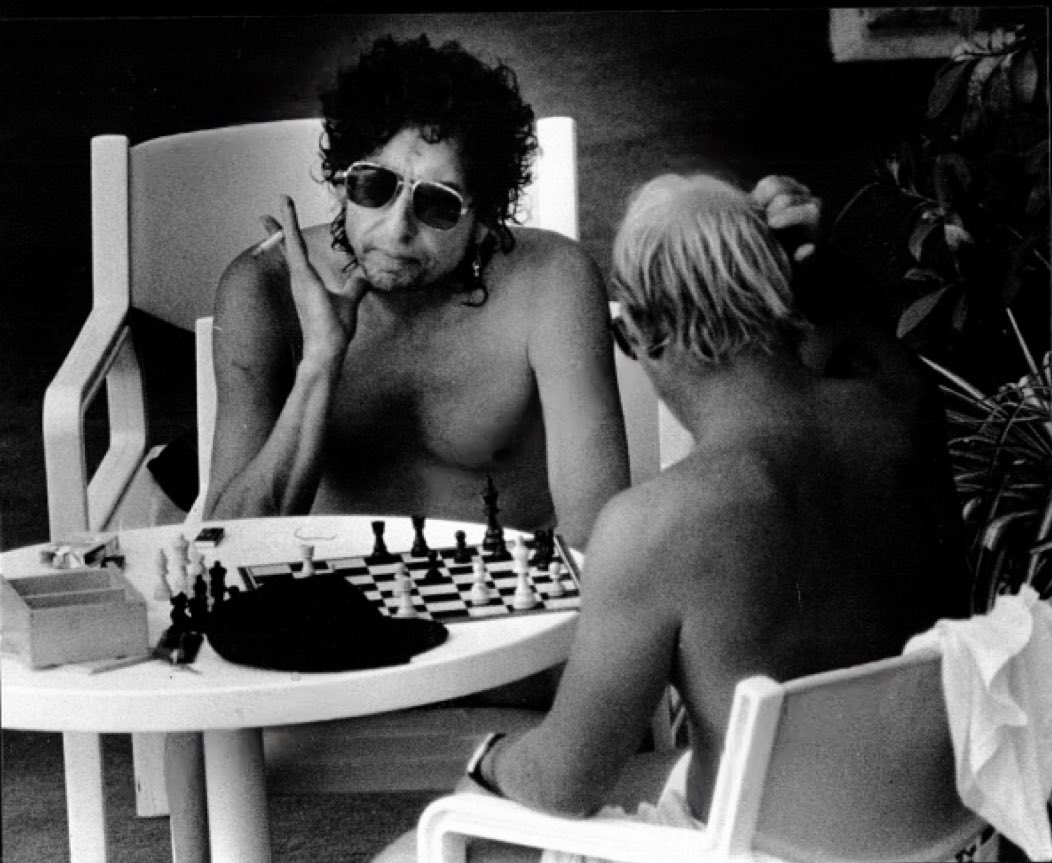 Bob Dylan plays chess by the poolside at the Parmelia Hilton Hotel, Perth, Australia, 1986. 📸: Steve Lloyd-Smith. #BobDylan #Dylan