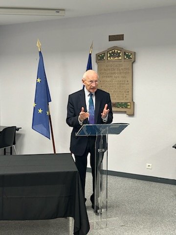avocatsamiens's tweet photo. Cérémonies du 11 novembre : le barreau d’Amiens présent sur toute la Somme, d’Abbeville à Peronne, et moment de memoire autour de la plaque commémorative des confrères morts au combat. Parce que, en réalité,  malgré les atrocités, elle n’a malheureusement pas été la der des der. https://t.co/TIOgag3iRw